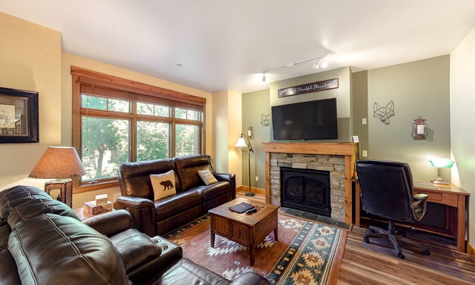 Crooked Pines Condo | Condo on Sierra Star Golf Course w/Shared Hot Tub & Firepit - Near Eagle Lodge