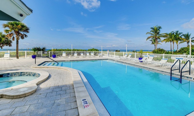 Redington Shores Condo | Condo w/Gulf View! Walk to Redington Beach