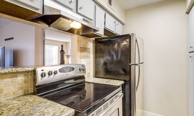 South Main Condo | Condo w/ Outdoor Pool Access: 1 Mi to NRG Stadium