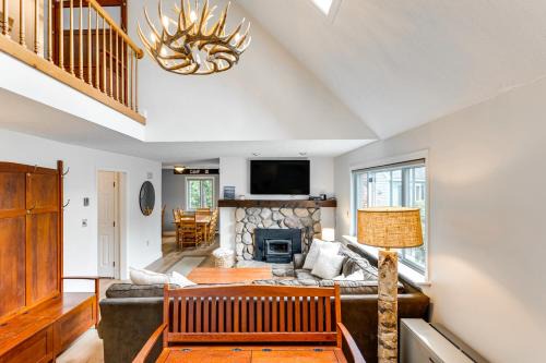 North Woodstock Apartment | Condo with Deck and Grill Less Than 5 Miles to Loon Mountain!
