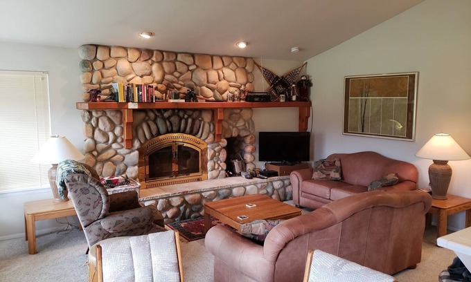 Downtown Leavenworth Condo | Condo with Mountain Views Walking Distance to Town