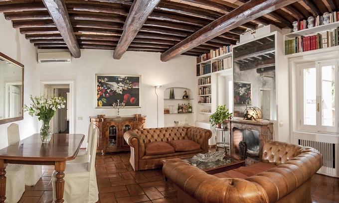 Rione III Colonna Apartment | Condotti 21 Penthouse