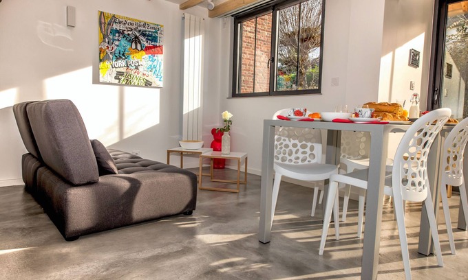 Honfleur House | Connected tiny house 2 bedrooms terrace private parking giant cinema screen