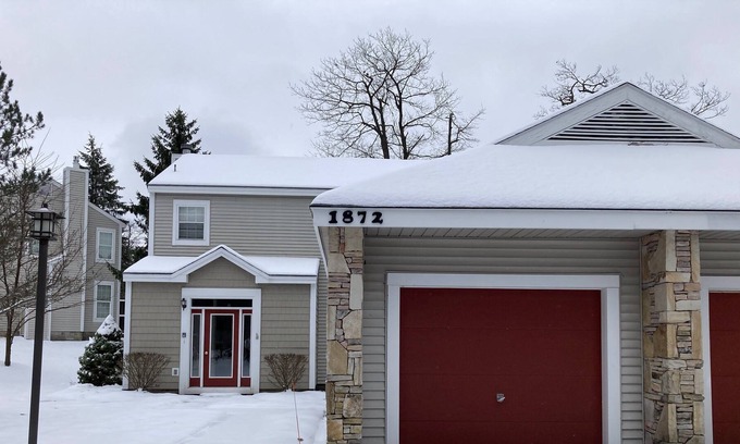 Jefferson Township House | Contact Free Mtn Escape, Walk to Pool, Free Parking, Family Friendly