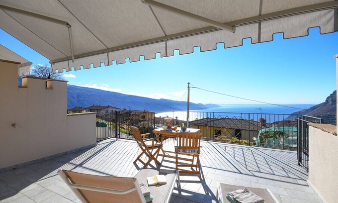 Gardola Apartment | Conte, with big balcony and lake view