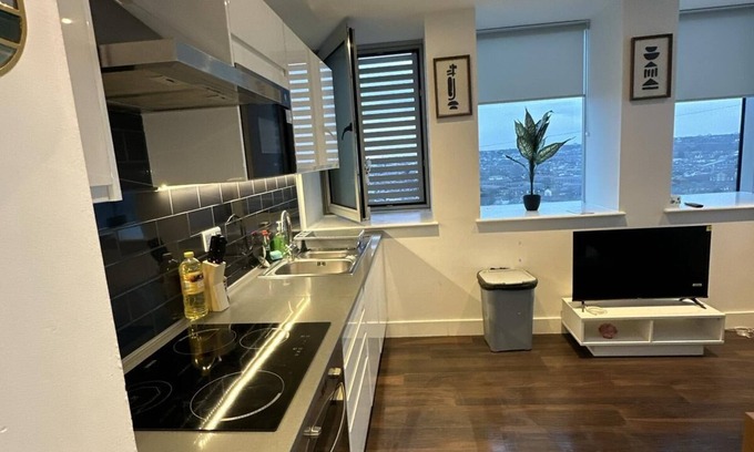 Collier's Wood Apartment | Contemporary 2-Bedroom in Britannia Point, Urban Chic.