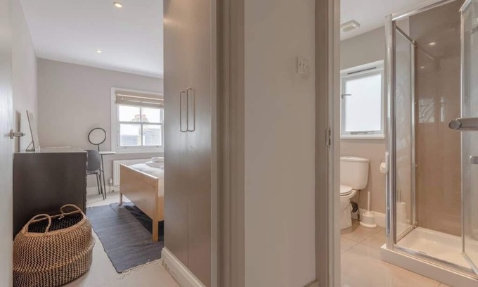 Shaftesbury Apartment | Contemporary 2BD Flat w/Patio, Clapham!