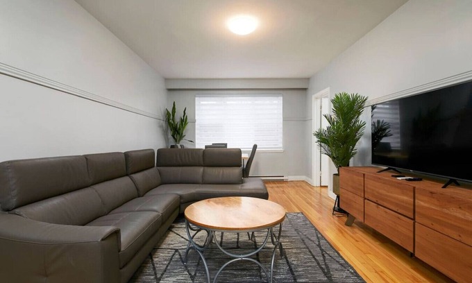 Cote-Des-Neiges—Notre-Dame-De-Grace Apartment | Contemporary 2BR – Stylish Comfort on MTL West