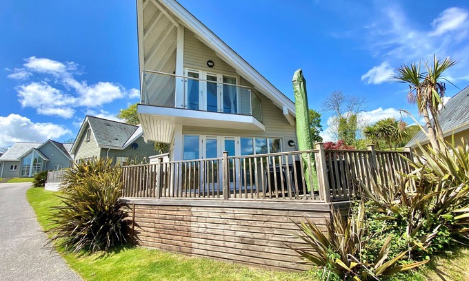 St Austell Cottage | Contemporary 4-bedroom family villa, with private deck and balcony