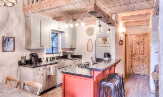 Tahoma House | Contemporary and Rustic Tahoe Home, Minutes from Lake, Smart TV, Basketball hoop