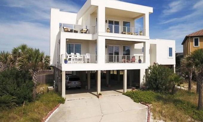 Pensacola Beach House | Contemporary Beach House Pet friendly, Veterans 10% . Nov. & Dec. available