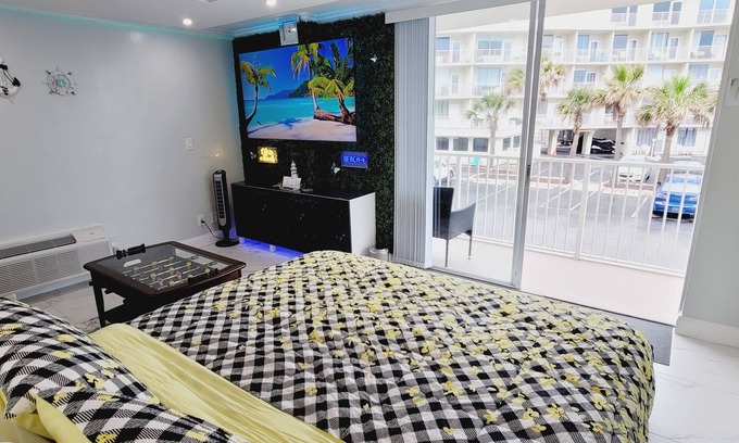 Bostwick Park Condo | Contemporary Beachside Condo