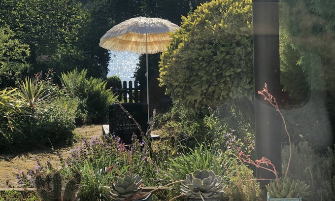 Hede Cottage | Contemporary cabin on the pond of HEDE