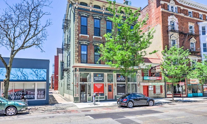 Central Business District Condo | Contemporary Cincinnati Condo - Pets Allowed!