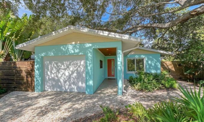 Indian Beach Sapphire Shores House | Contemporary Coastal Cottage