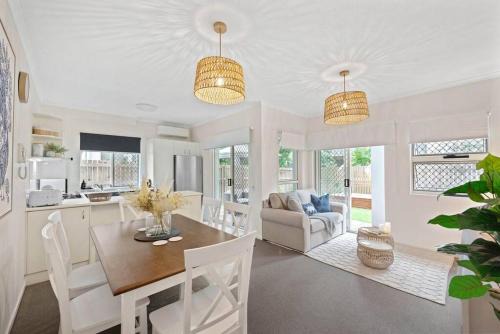 Morningside Apartment | Contemporary Comfy ~ 2Bed/2Bath/1Car ~ Hawthorne