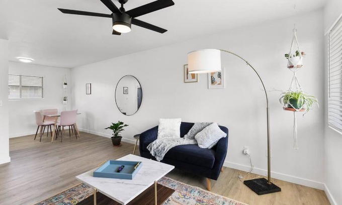 Camelback East Apartment | Contemporary Condo in Central Biltmore