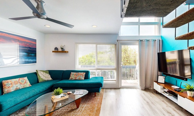 Carpinteria Condo | Contemporary Condo | Mountain Views & Balcony | 1 Block to Beach