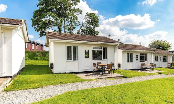 Hewas Water Cottage | Contemporary cottage with one double and one with bunks.