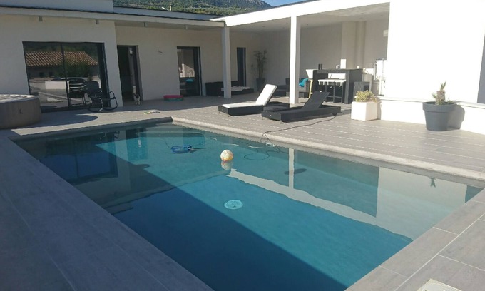 Buis-les-Baronnies Villa | Contemporary air-conditioned villa with pool