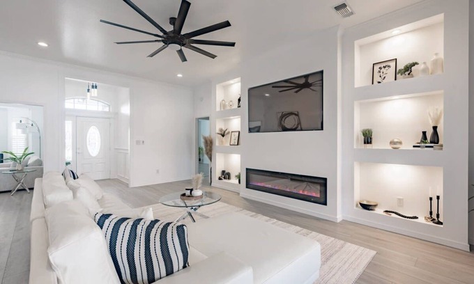 Amarillo House | Contemporary Haven Retreat w/KING BED Suite