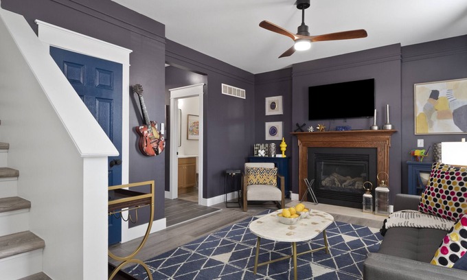 The Gate House | Contemporary Home | Sleeps 12 | Close to Downtown