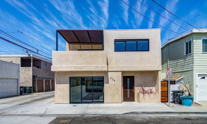 Balboa Peninsula House | Contemporary home close to bay + beach