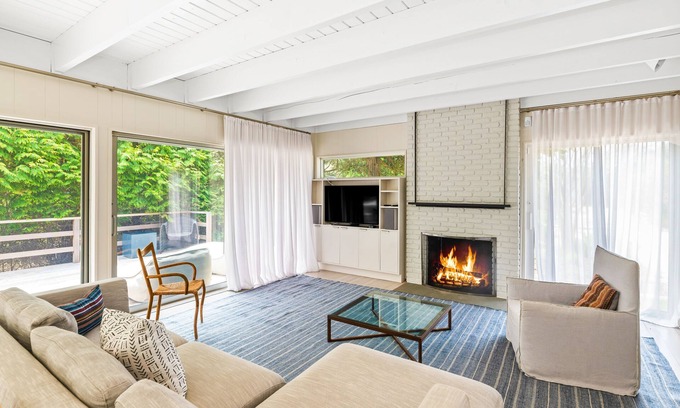 Beach Hampton House | Contemporary home w/central AC, high-speed WiFi, full kitchen, & furnished deck