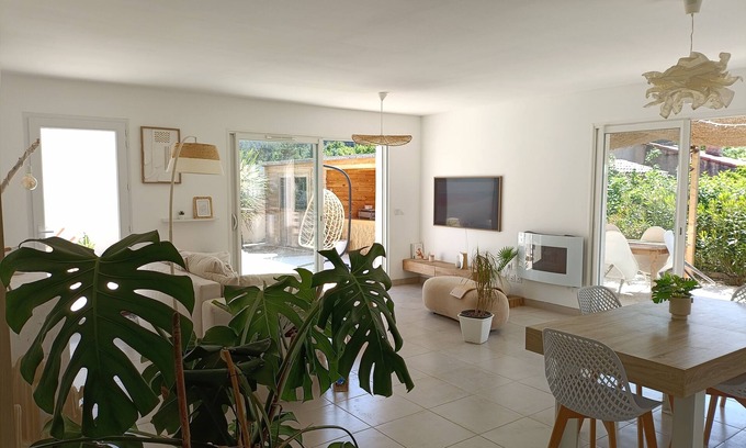 Saint-Zacharie House | Contemporary house with swimming pool, jacuzzi, summer kitchen and cicada song.