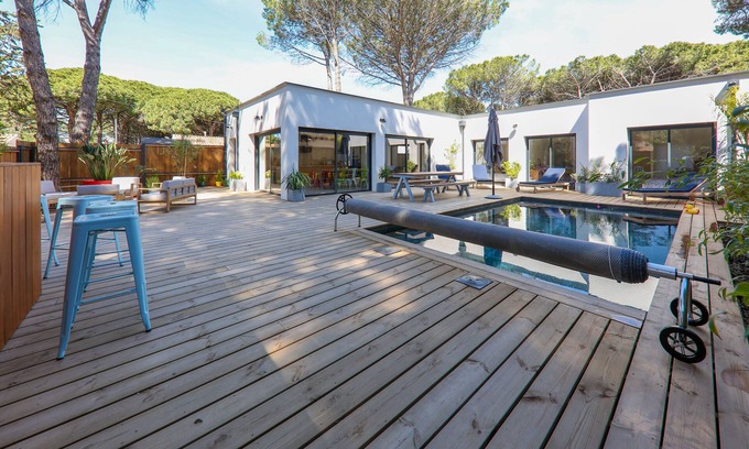 Aigues-Mortes House | Contemporary house with heated pool in a magnificent pine forest