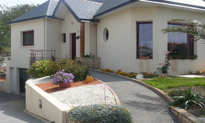 Plouarzel House | Contemporary house at the foot of the Trézien lighthouse. Magnificent beach 500m away.