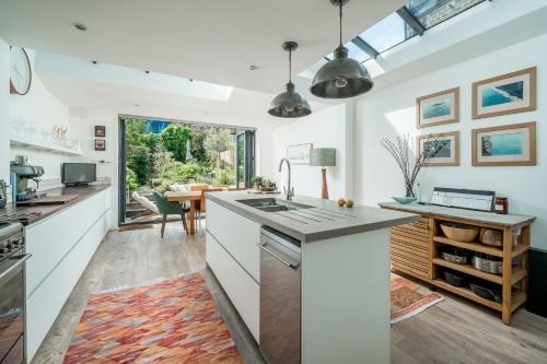 Elephant and Castle Apartment | Contemporary house with private garden