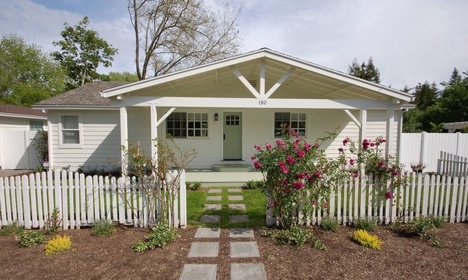 Kenwood House | Contemporary Luxury in Wine Country - Walkable to 9 tasting rooms!