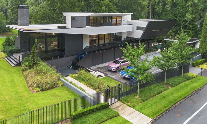 North Buckhead House | Contemporary Modern estate in delightful Atlanta with an infinity swimming pool