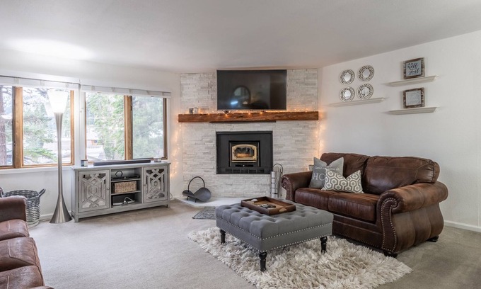 Mammoth Lakes Condo | Contemporary Mountain condo with WiFi, beautiful views and resort amenities