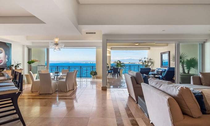 Emiliano Zapata Apartment | Contemporary oceanfront condo with amazing view, fast WiFi, & infinity pool