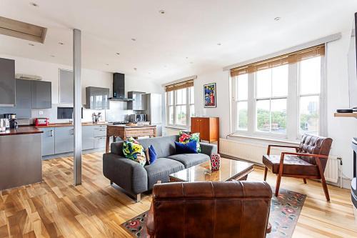 Leyton Apartment | Contemporary Open Plan Penthouse