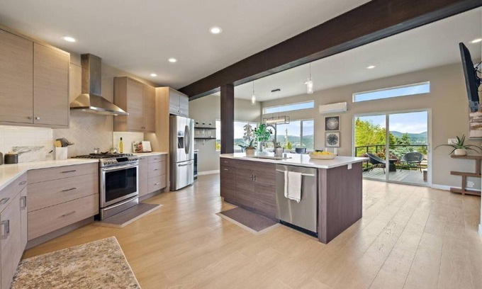 Bryn Mawr-Skyway House | Contemporary Seattle View Home