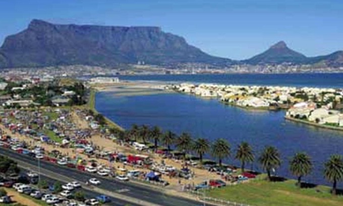 Milnerton Apartment | Contemporary Studio with Clubhouse & Balcony