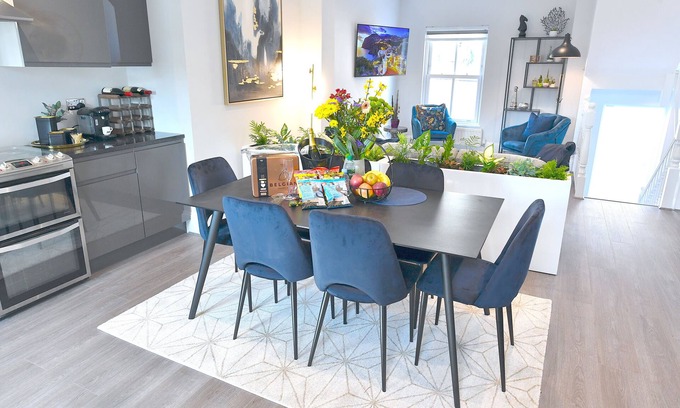 Bishop's House | Contemporary Townhouse close to the Southbank & City Centre