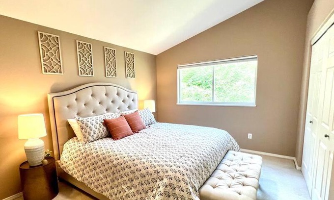 Turnagain House | Contemporary Turnagain Townhome