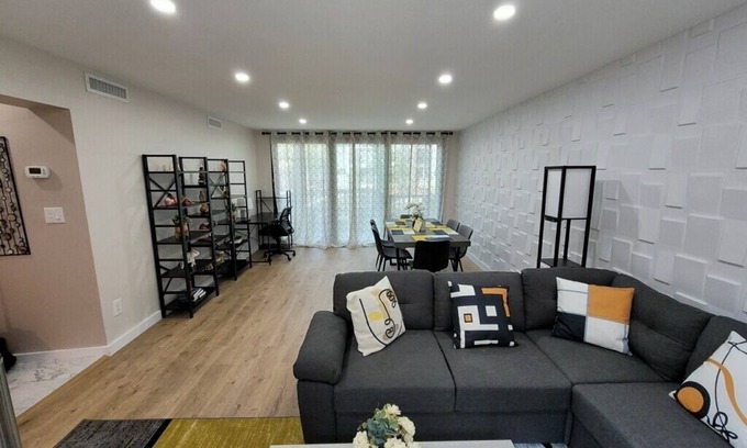 North Forest Beach Villa | Contemporary bliss- newly renovated cozy villa