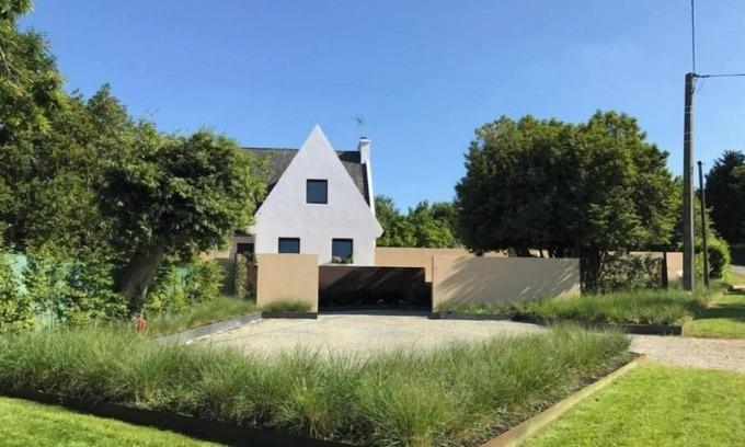 Pleuven Villa | Contemporary villa with outdoor Jacuzzi