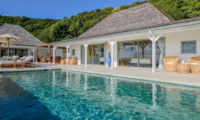 Gouverneur Villa | Contemporary Warm Villa with Tropical Setting