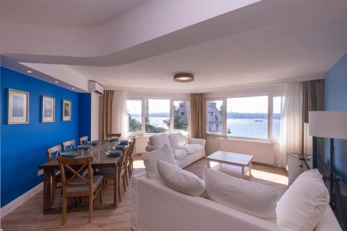 Kabatas Apartment | Contemporary Waterfront Apt with a Stunning View