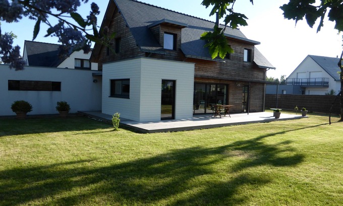 Mesquer House | Contemporary wooden house facing south 3 'from the beach