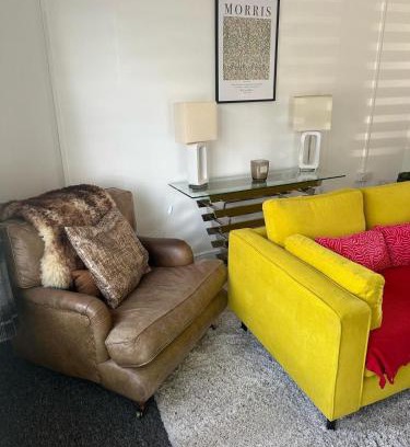 Llandeilo House | Contractor friendly-2 bd-Private Parking-Sleeps 3
