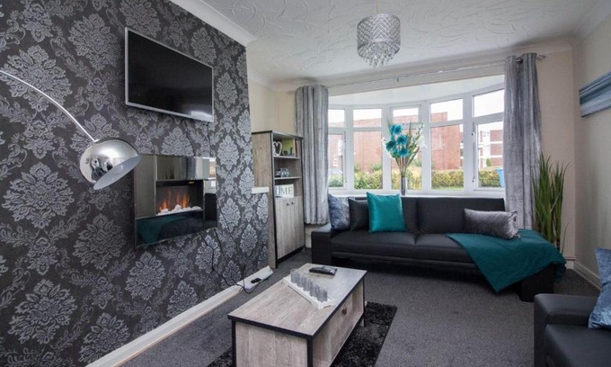 Walsall Apartment | Contractor House & M54 & Free Parking