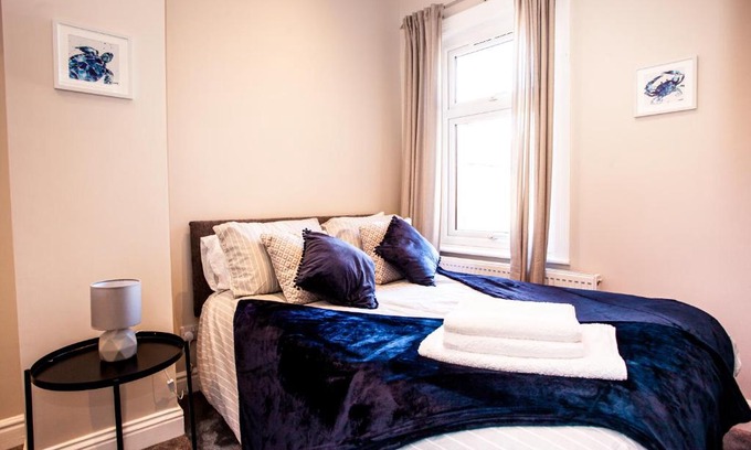 Middlesbrough Apartment | Contractor house, sleeps 7, close to restaurant's & bars, long stays available, Oveyo Accommodation