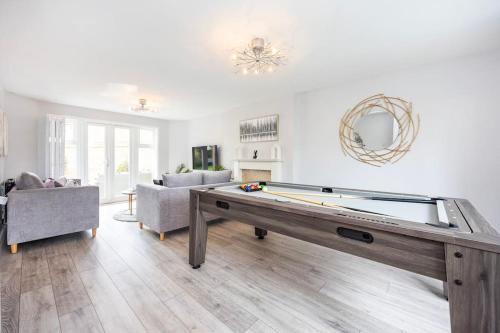 Sittingbourne House | Contractors , Leisure Stays, Sleeps 12 with Pool Table , Air Hockey, PS4 & Games Room
